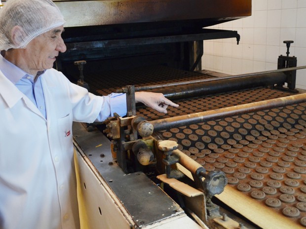 Nelson Castro acompanha fabricação dos biscoitos Hipopó em Ribeirão Preto (Foto: Adriano Oliveira/G1)
